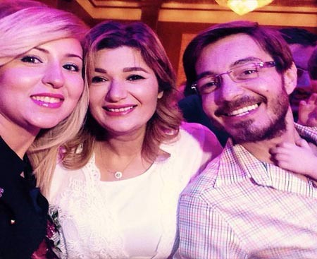 بالصور.. تامر حسني وزوجته يحتفلان بمولودة أحمد زاهر ومي عز الدين بدون مكياج
