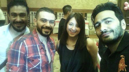 بالصور.. تامر حسني وزوجته يحتفلان بمولودة أحمد زاهر ومي عز الدين بدون مكياج