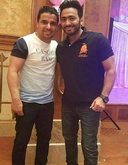 بالصور.. تامر حسني وزوجته يحتفلان بمولودة أحمد زاهر ومي عز الدين بدون مكياج