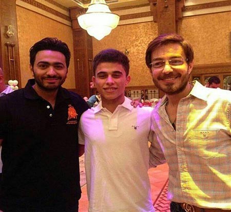 بالصور.. تامر حسني وزوجته يحتفلان بمولودة أحمد زاهر ومي عز الدين بدون مكياج