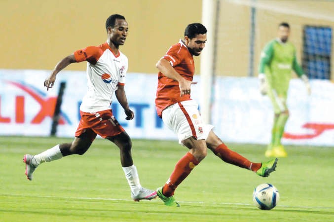 لاعب الاهلي احمد فتحي يحاول ترويض الكرة امام مدافع بتروجيت