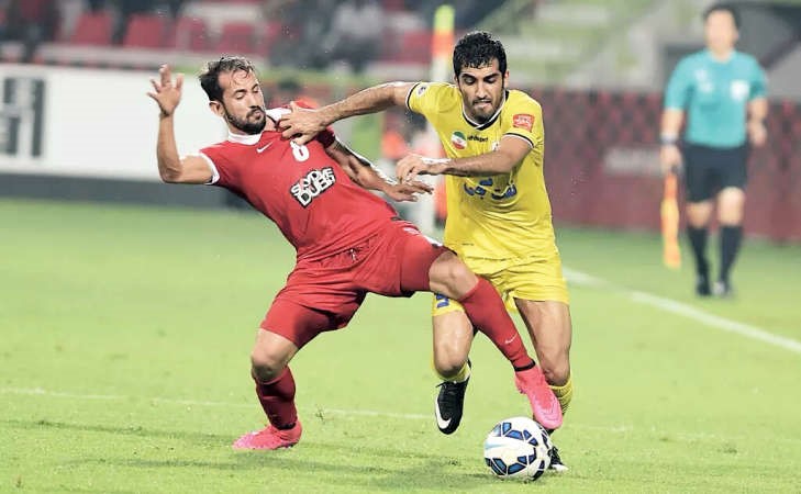 محترف الاهلي ريبيرو يحاول قطع الكرة من لاعب نفط طهران