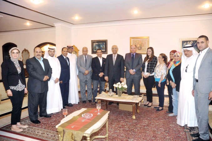 السفير المصري ياسر عاطف في لقطة تذكارية مع مستشار الادارة العامة الزميل حسام فتحي وعدد من الزملاء الصحافيين بحضور نائب السفير المستشار محمد جابر والمسؤولة الاعلامية جمانة اسر 	محمد هاشم﻿