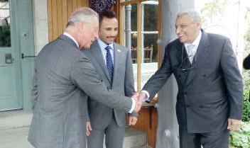 ولي عهد بريطانيا الامير تشالز خلال استقباله الرئيس الغانم والسفير الكويتي لدى بريطانيا خالد الدويسان