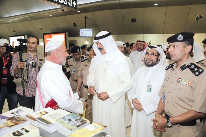 نائب رئيس الوزراء ووزير الداخلية الشيخ محمد الخالد متحدثا الى احد الحجاج﻿