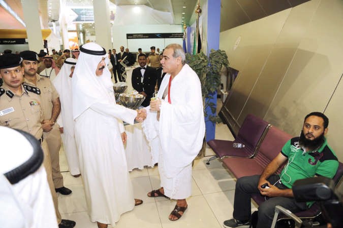 الشيخ محمد الخالد مصافحا احد الحجاج﻿