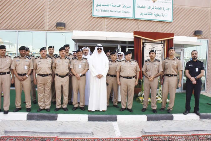 الشيخ محمد الخالد في لقطة تذكارية مع عدد من الضباط في مركز خدمة رعاية المتقاعدين﻿