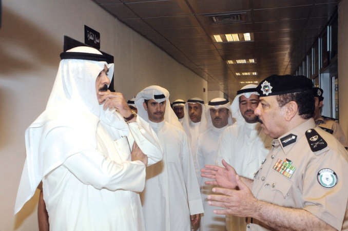 الشيخ محمد الخالد يستمع لشرح من اللواء عبدالفتاح العلي عن مخفر السلام﻿