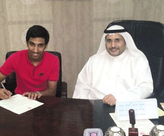 حمد الدبوس وماوي خلال توقيع العقد﻿