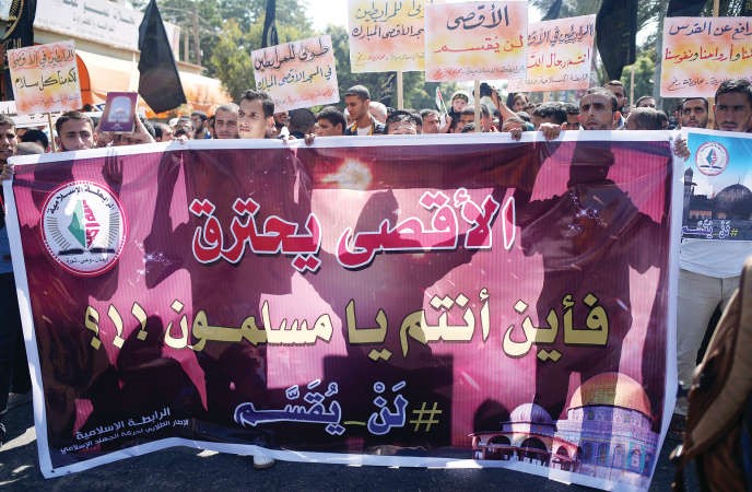 فلسطينيونيرفعون لافتاتترفض المحاولات الاسرائيلية لتقسيم الاقصى خلال تظاهرات في القدس امس افپ

