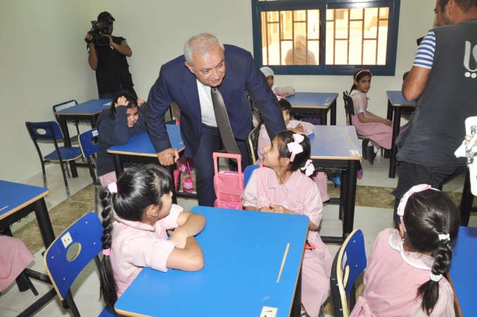 دبدر العيسى خلال حديث مع طالبات المدرسةاحمد علي