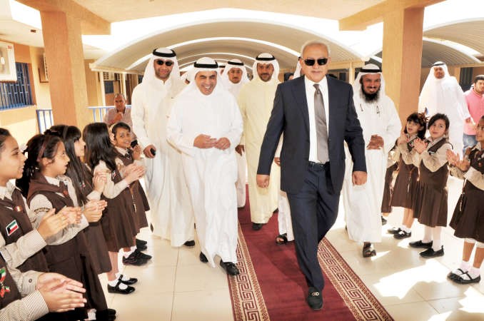 دبدر العيسى والنائب عبدالله الطريجي خلال الجولة 