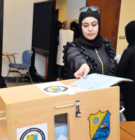 طالبة تدلي بصوتها﻿