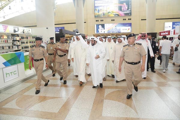 جانب من جولة نائب رئيس مجلس الوزراء ووزير الداخلية الشيخ محمد الخالد ووكيل الوزارة الفريق سليمان الفهد وقيادات الوزارة في المطار امس