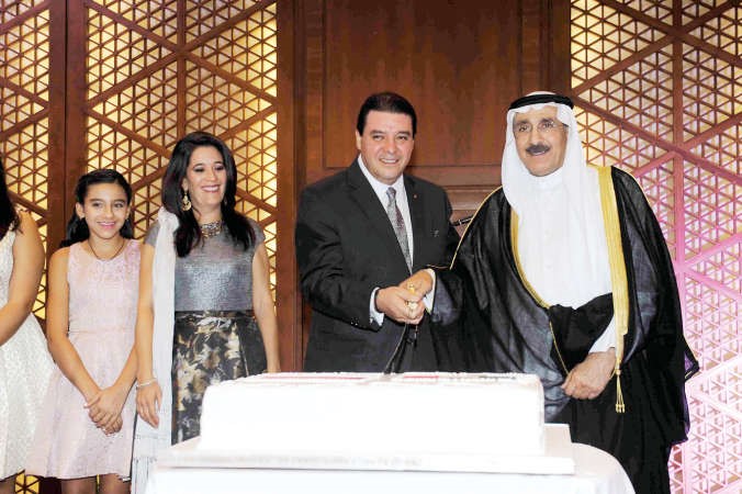 م احمد الجسار مشاركا السفير المكسيكي في قطع كعكة الاحتفال ﻿