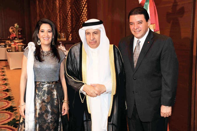 السفير السعودي عبدالعزيز الفايز يبارك للسفير المكسيكي﻿