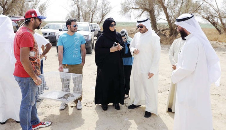 الشيخ عبدالله الاحمد يستمع لشرح عن المحمية﻿
