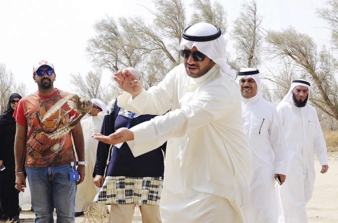 الشيخ عبدالله الاحمد خلال اطلاق احد الطيور﻿