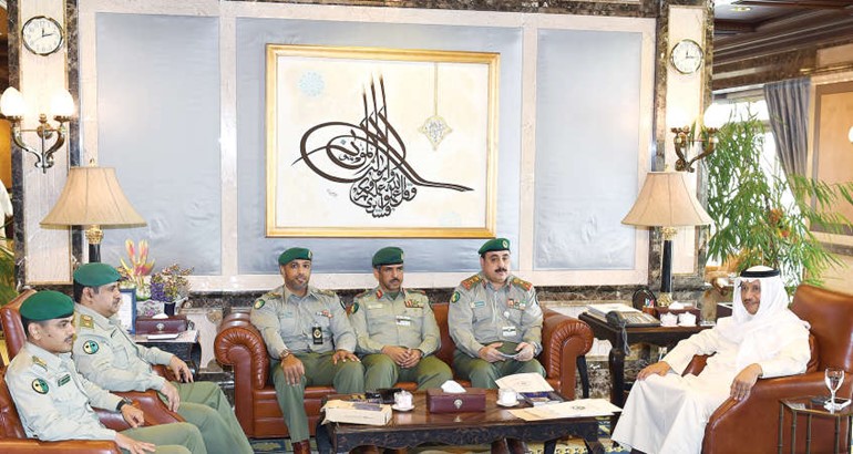 سمو رئيس الوزراء الشيخ جابر المبارك خلال استقباله الفريق الركن م هاشم الرفاعي وعددا من كبار ضباط الحرس ﻿