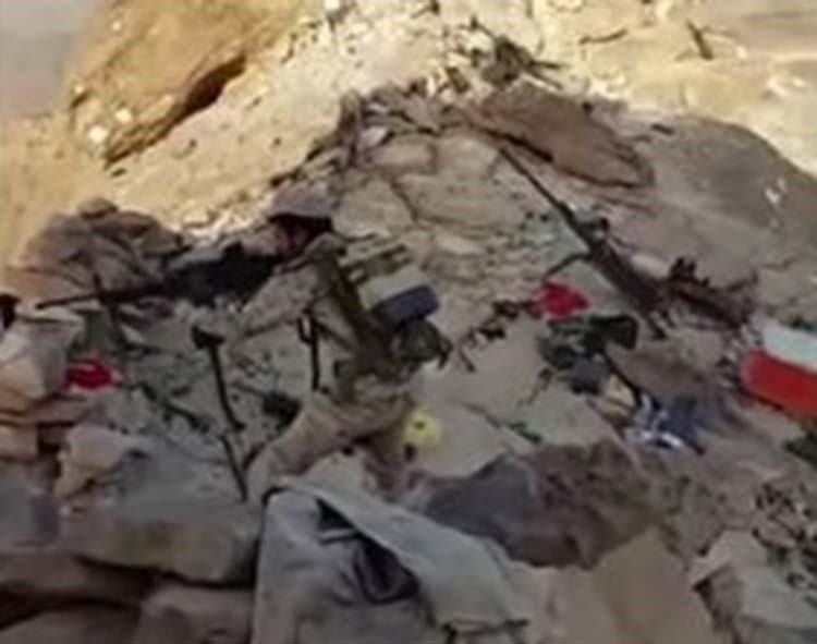 بالفيديو.. لحظة نجاة جندي سعودي من قناص حوثي