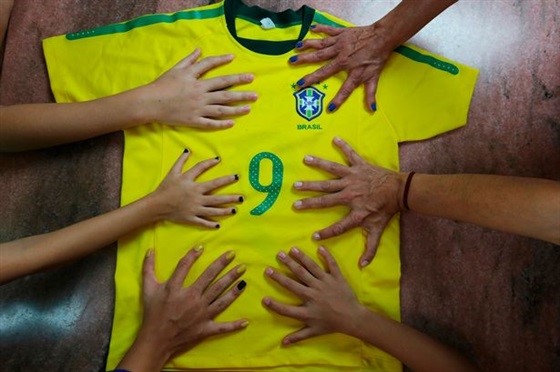بالصور.. أفراد عائلة واحدة يملكون 12 إصبع في اليدين والقدمين