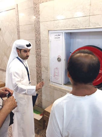 احد ممثلي الاطفاء يطمئن على سلامة اجهزة الاطفاء﻿
