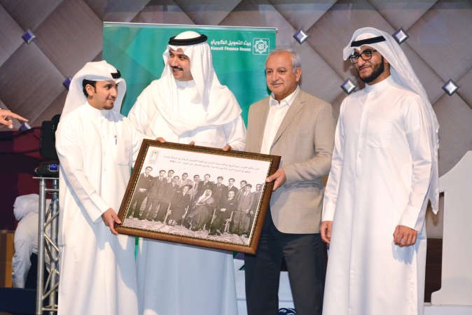 صورة تذكارية قديمة هدية للشيخ مبارك العبدالله﻿