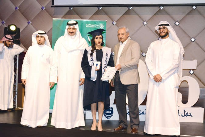 خريجة تتسلم شهادة التقدير من دبدر العيسى﻿