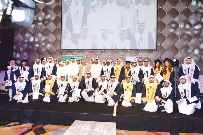 الشيخ مبارك العبدالله ودبدر العيسى مع الطلبة الخريجين والمتفوقين في لقطة تذكارية
