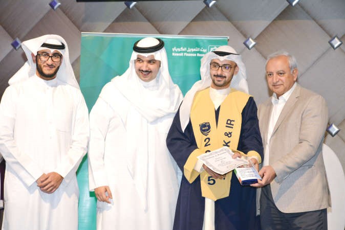 دبدر العيسى مكرما احد الخريجين﻿