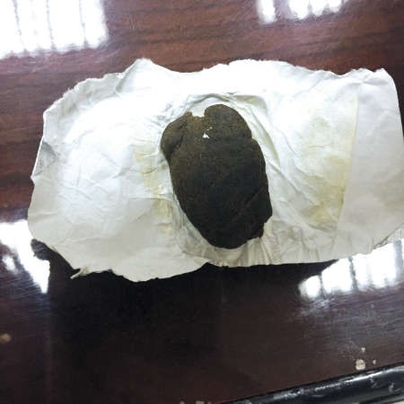 الحشيش بعد استخراجه من الحذاء الرياضي