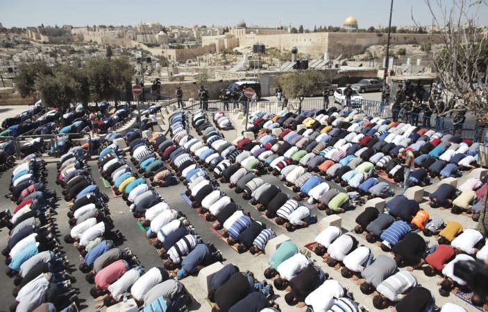 مئات المصلين الفلسطينيين اضطروا لاداء صلاة الجمعة خارج المسجد الاقصى بسبب القيود التعسفية للاحتلال في القدس امسافپ
