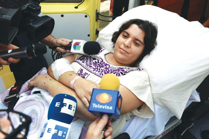 مكسيكية ناجية خلال نقلها الى المطار للسفر على متن طائرة وزيرة خارجية بلادها افپ
