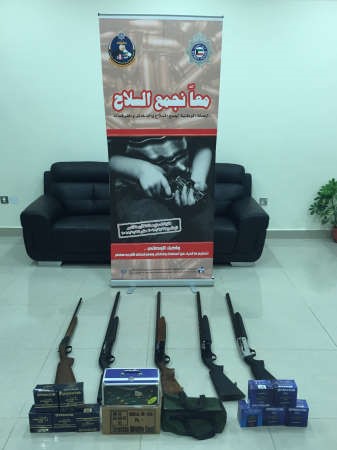 اسلحة متنوعة وذخيرة ضبطت في مناطق برية﻿
