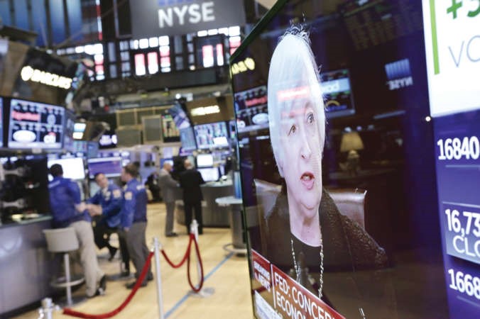 اسواق الاسهم الاميركية تتابع باهتمام قرار جانيت يلين حول سعر الفائدة وفي الصورة نقل مباشر عبر التلفزيون لحديث يلين بالمؤتمر الصحافي اول امس	 رويترز﻿