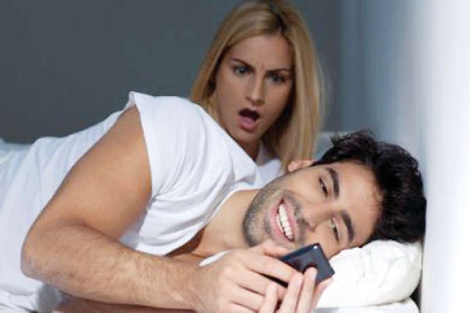 إيطالية تقتلع بأسنانها إصبع صديقة زوجها!