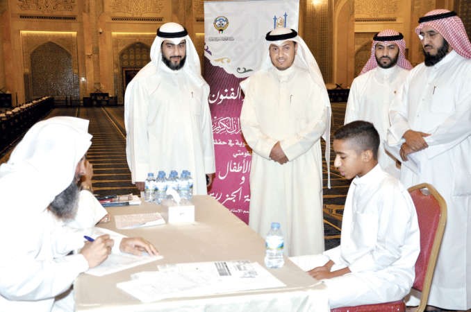 احمد الطويل وناصر الكندري يتفقدان احدى لجان الاختبارات