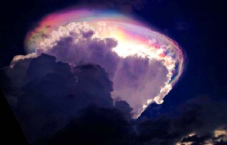 بالفيديو.. غيوم مذهلة تظهر مضيئة وملونة في السماء