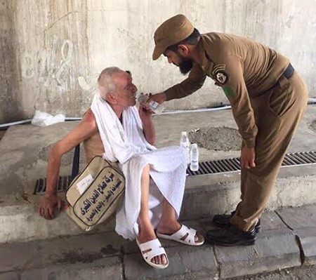 صور تبرز إنسانية رجل أمن سعودي في تعامله مع حاج مسن.. الأكثر تداولاً