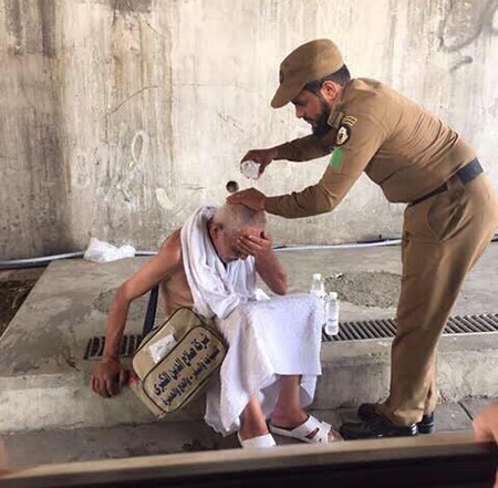 صور تبرز إنسانية رجل أمن سعودي في تعامله مع حاج مسن.. الأكثر تداولاً
