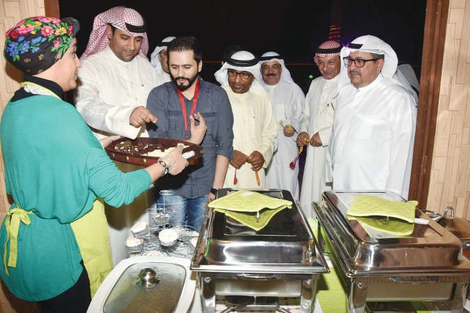 علي الرومي خلال جولة على المعروضات﻿