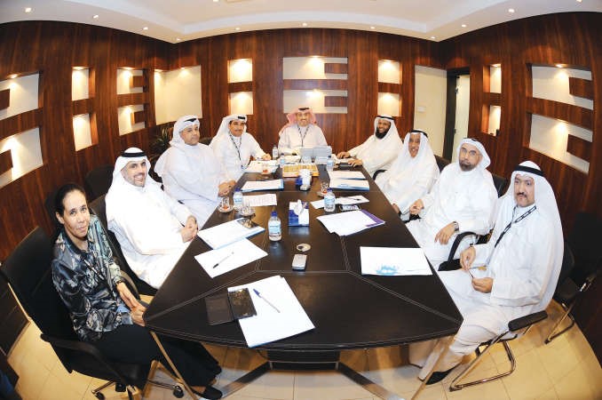 المشاركون في الندوة ويبدو سكرتير التحرير للشؤون البرلمانية الزميل حسين الرمضان ورئيسة قسم المحليات الزميلة عفاف مختار ومحمود الموسوي وعبدالعزيز الفضلي	هاني الشمري﻿