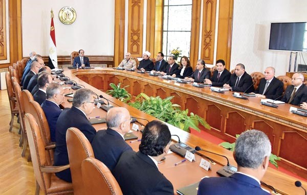 الرئيس المصري عبدالفتاح السيسي خلال ترؤسه اجتماعا للحكومة المصرية الجديدة عقب ادائها اليمين الدستورية امس رويترز