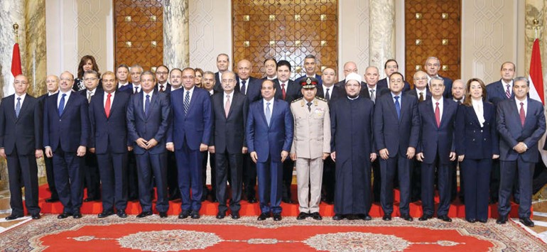 الرئيس المصري عبدالفتاح السيسي في صورة جماعية مع اعضاء الحكومة الجديدة عقب ادائهم اليمين الدستورية امس رويترز 