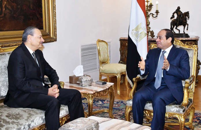الرئيس السيسي خلال استقباله النائب العام الجديد المستشار نبيل صادق عقب ادائه اليمين الدستورية امس رويترز