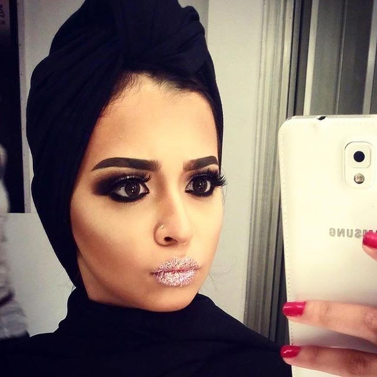 بالصور.. مصرية محجبة يتابعها أكثر من 90 ألف شخص.. بسبب جمالها وأناقتها