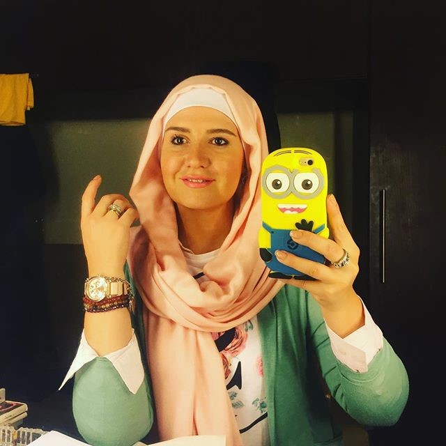 هنا شيحة مطالبة بالحجاب بسبب هذه الصور.. شاهد