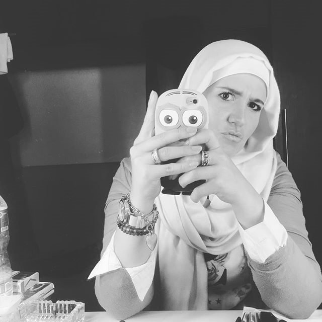 هنا شيحة مطالبة بالحجاب بسبب هذه الصور.. شاهد