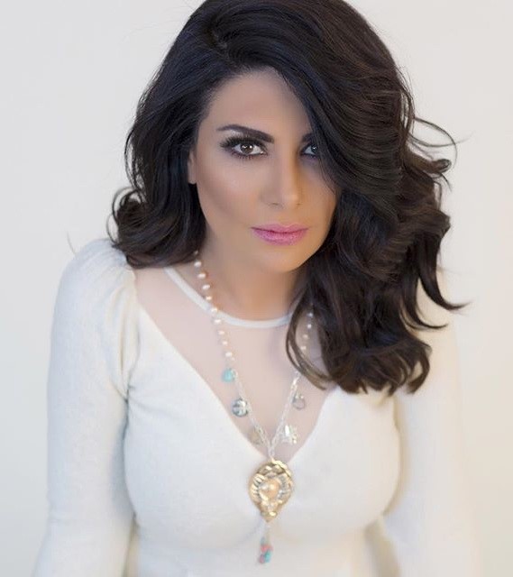 بالصور.. صبا مبارك تفاجئ جمهورها بخصر نحيل كأنه "فوتوشوب"