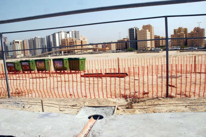 تسوير احد المواقع وتجهيز الحاويات ولوازم الصرف